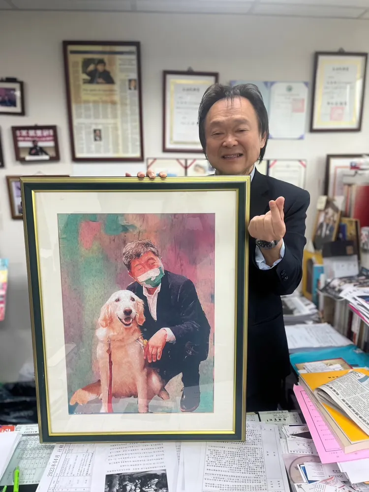 王世堅表示不會隨便將沙畫丟在地上，並稱面對鋪天蓋地的惡意攻擊，他能體會 陳時中當時的心情。取自王世堅臉書