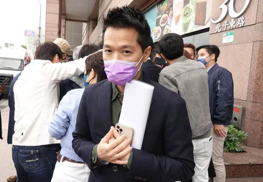 王世堅諷「不會丟陳時中沙畫」！　何志偉：我的心好累