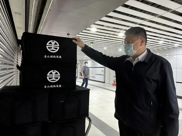 台鐵局局長杜微節前訪察附業營運中心台北餐廳。業者提供