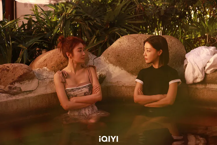 秦嵐（左）被渣又流產，單親媽鄧家佳陪度低潮組反渣聯盟。愛奇藝國際站提供