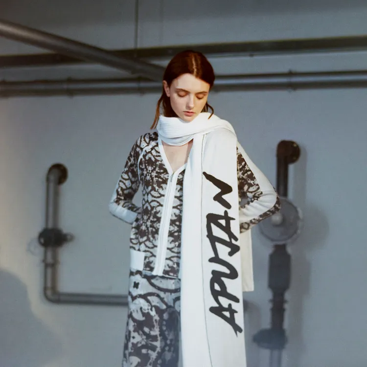 APUJAN品牌今年邁入10周年里程，首度在台灣開設直營店，將展列新一季「遙遠的另一端」秀上服裝系列，以及特別限定周邊及紀念服飾。品牌提供