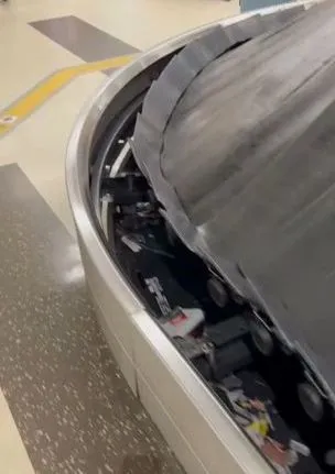 桃園機場一航廈行李轉盤檢修，翻攝畫面