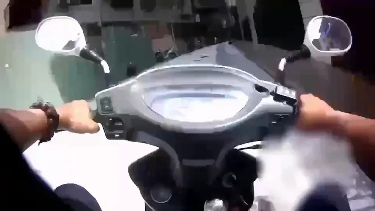 警方擔心婦人將現金交付給詐騙集團，於是騎車跟隨婦人行蹤。翻攝畫面