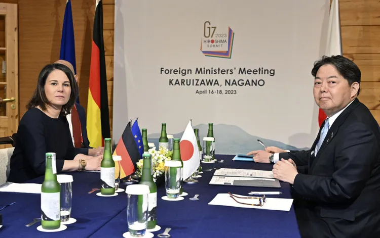 日本外務大臣林芳正（右）與德國外長貝爾伯克，17日於日本的G7外長會議間舉行雙邊會談。路透社