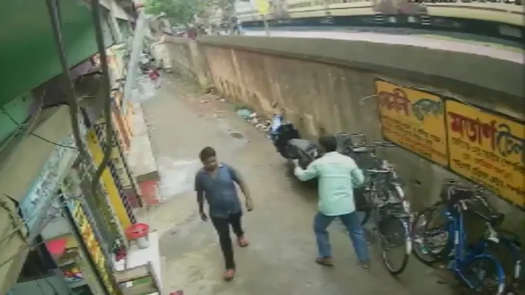 男子騎腳踏車到車站時，發現火車已經要離開了。翻攝自推特