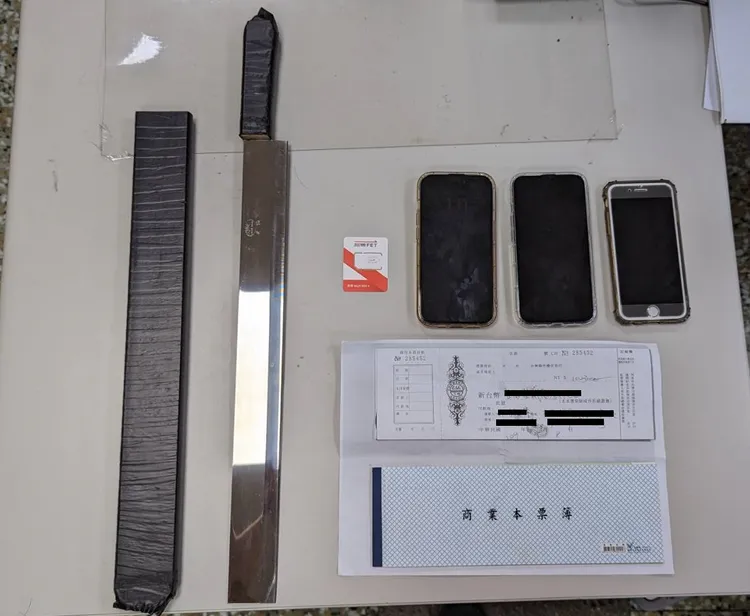 警方起出開山刀等證物。永和警分局提供