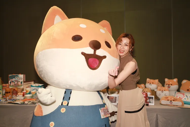 王瞳（右）和廢柴是好麻吉。民視提供