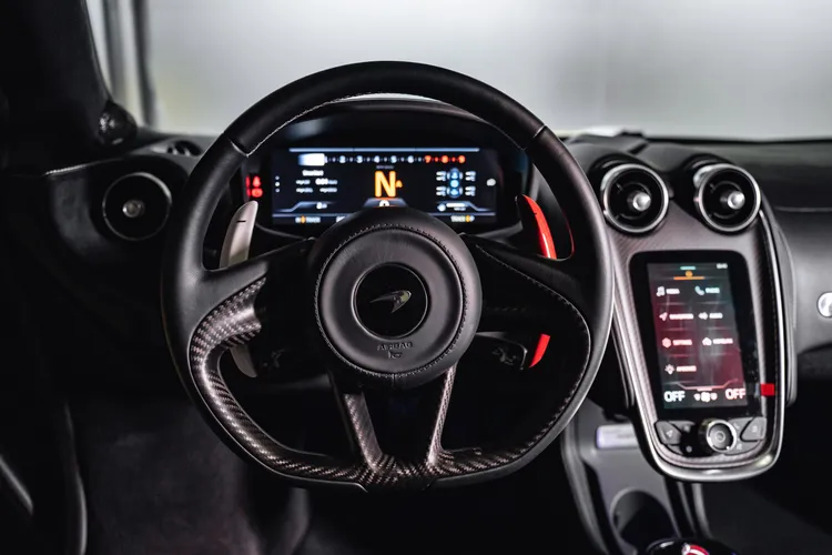 復古風格由車身外觀延伸至車室空間，電動方向盤搭配MSO Bespoke客製化雙色延伸換檔撥片。業者提供