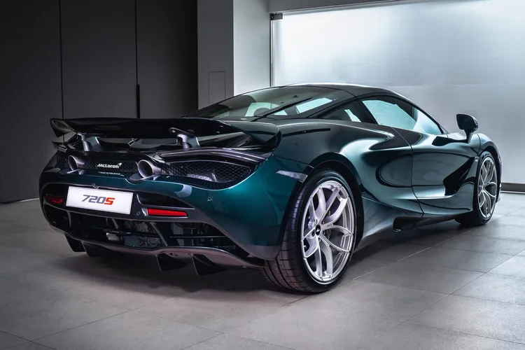 鉑金色鍛造輪圈加以F1 Gold特殊色卡鉗，體現精湛不凡的英式跑格風範。業者提供