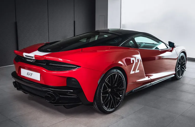 白色賽車紋飾由前行李箱蓋貫穿至尾門上方，車身兩側加以數字22代表McLaren GT的車款代號。業者提供