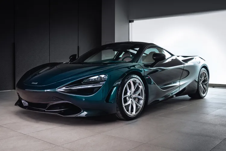台灣限定原生經典特仕版720S Coupe 取自McLaren F1 XPGT的設計概念，身披客製車色XP Green搭配亮黑色車頂上蓋及外觀套件。業者提供