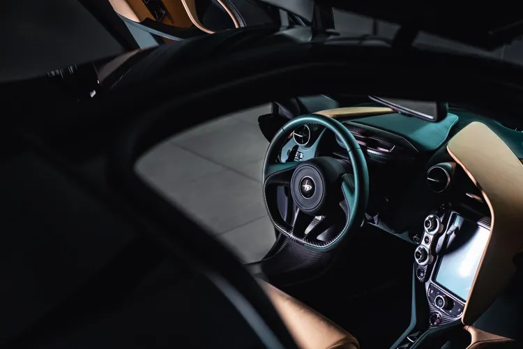 車室內利用Ivory及Dark Green的對比色客製化皮革內裝，營造內斂奢華氛圍。業者提供