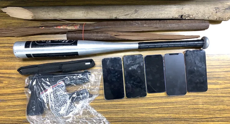 警方查扣棍棒3支、伸縮甩棍1支及空氣槍。讀者提供