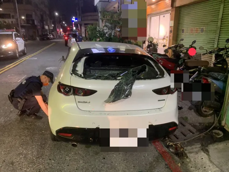 唐男等四人以棍棒狂砸余男的自小客車。讀者提供