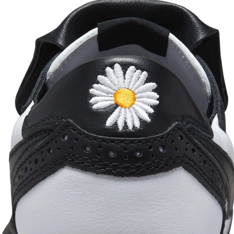 Nike Kwondo 1 Black and White鞋款後跟飾有PEACEMINUSONE品牌標誌雛菊刺繡。品牌提供