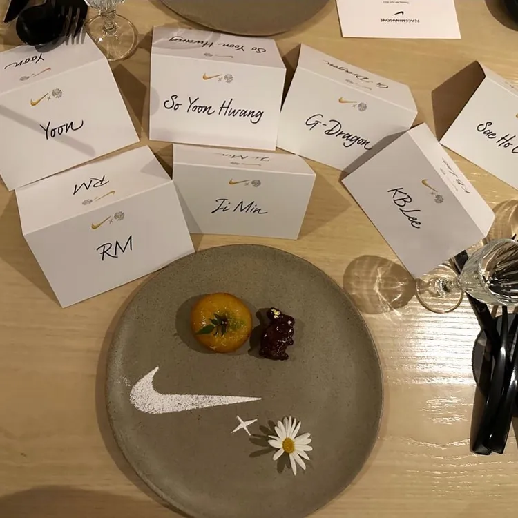 由G-Dragon舉辦的私人晚宴桌牌上，還見「防彈少年團」成員Jimin及RM的名字。翻攝yoon_ambush IG