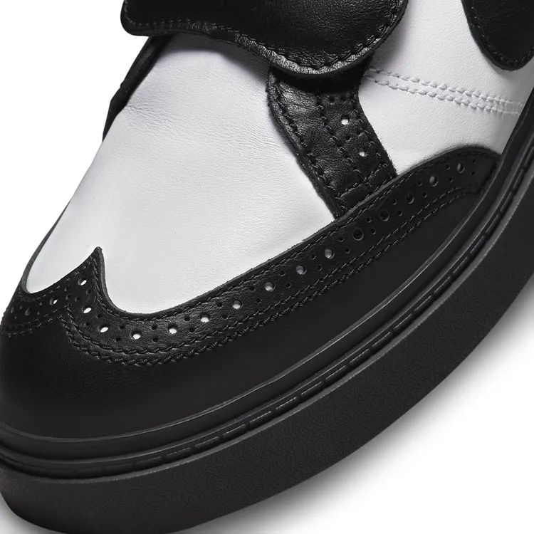 Nike Kwondo 1 Black and White鞋款翼紋風格鞋面飾有精緻雕花及車線。品牌提供