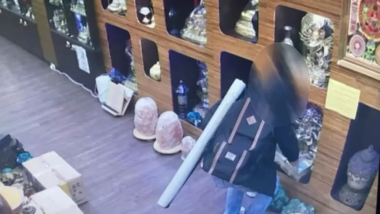 林男揹著佛畫，手上還竊取佛像。樹林警分局提供