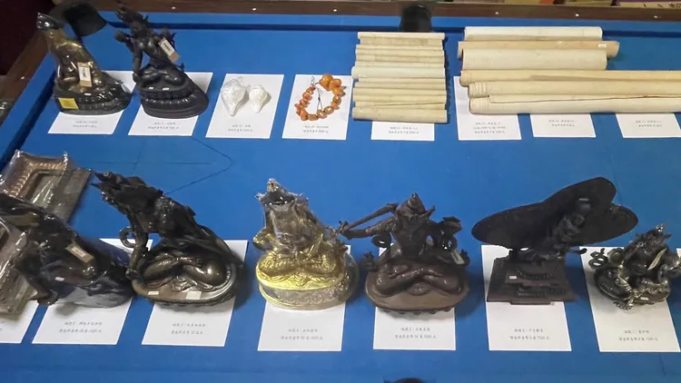 警方起出林男竊取的佛像及佛像畫。樹林警分局提供