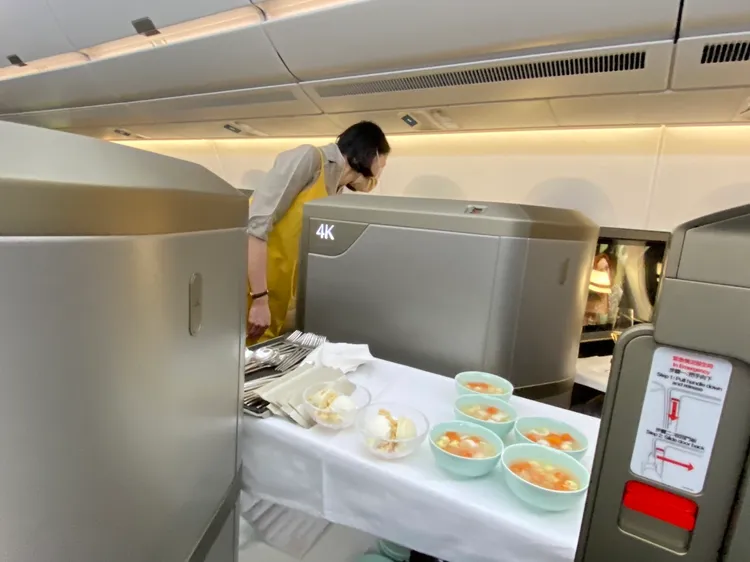 星宇空姐送餐。陳怡文攝