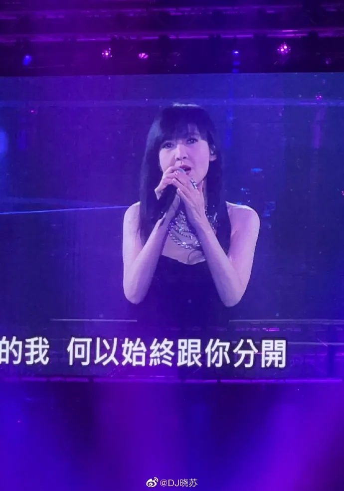 周慧敏在張國榮紀念音樂會演唱。翻攝DJ曉蘇微博