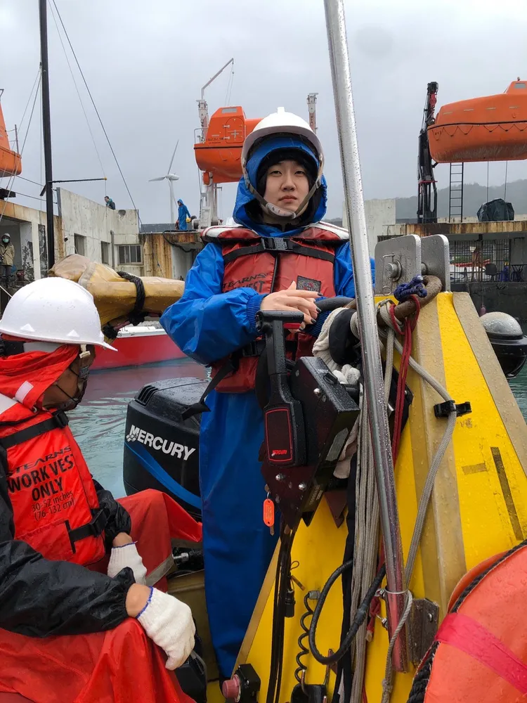 楊易紋在救難艇操縱實作課程進行救生艇操作演練。航港局提供