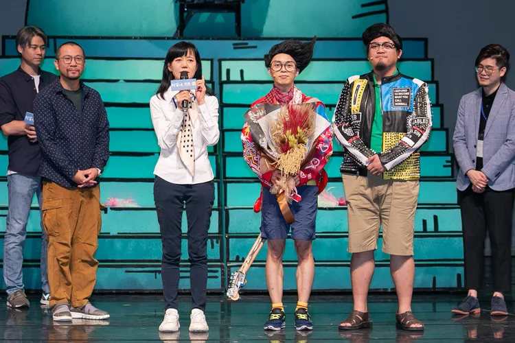 阿甯咕劇團團長蘇麗媚（左三）致詞感謝支持「送孩子回劇場」計畫的參與企業與組織。夢田影像提供