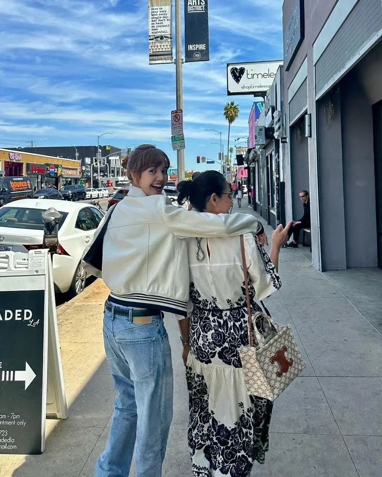 身為法國精品CELINE全球大使的Lisa（左），連媽媽都成了品牌的鐵粉。翻攝chitthipbruschweiler IG