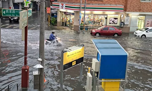 最強春雨開炸!鹿港淹水居民哀「老街變水池」 部分路段淹到膝蓋