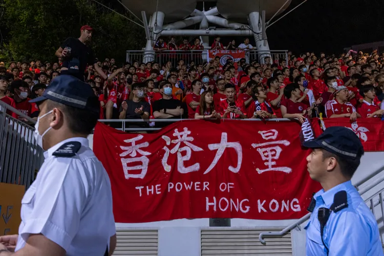 港警上月23日於足球比賽維持秩序，非本新聞當事警察。美聯社