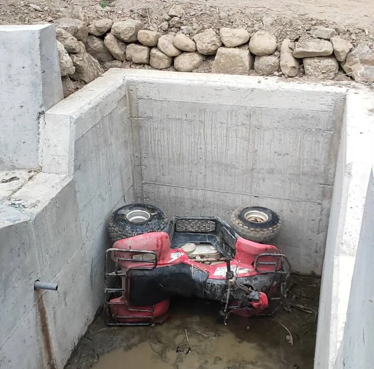 民眾駕沙灘車翻落，屏縣府指沙灘車未合法，請遊客切勿體驗。資照 翻攝畫面