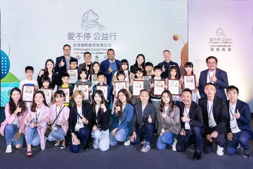 台灣福斯集團公益繪畫比賽頒獎 松菸同步「路口慢看停 酒駕不放行」畫展