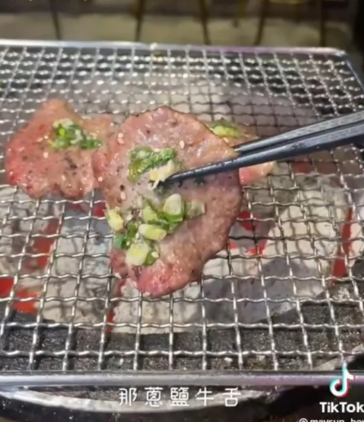 炎烤鹽蔥牛舌吃精緻美味。TikTok@maysun_boy 提供