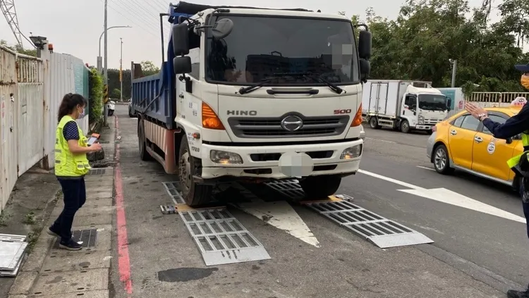 警方運用活動地磅進行攔查。中和警分局提供