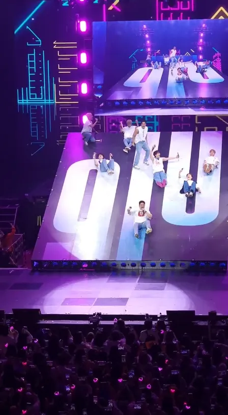 年過30的SJ返老還童，變回幼稚園小朋友溜滑梯。翻攝推特