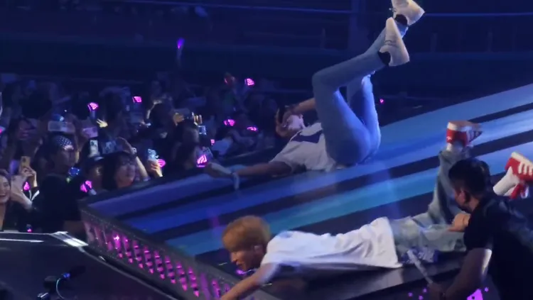 利特（右）倒栽蔥降落，保鑣趕緊拉住他的腳降速，圭賢也玩到失去重心。翻攝推特