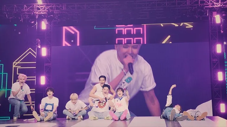 SJ躺在傾斜舞台上往下滑，玩得不亦樂乎。翻攝始源IG