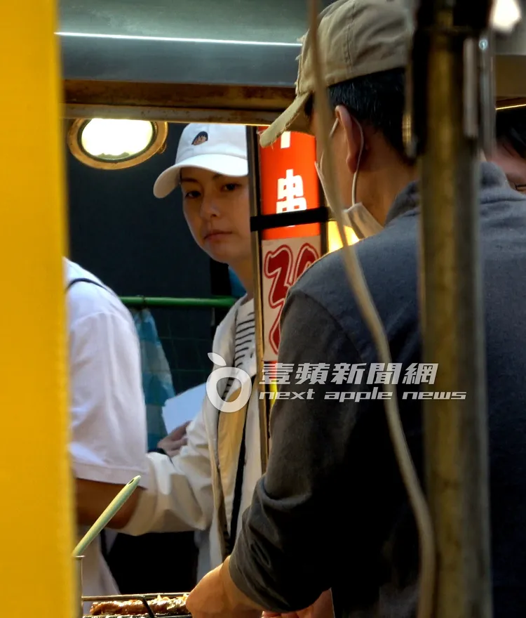 飢腸轆轆的任容萱，眼睛直盯著在炭火上烤的肉串。特勤中心攝