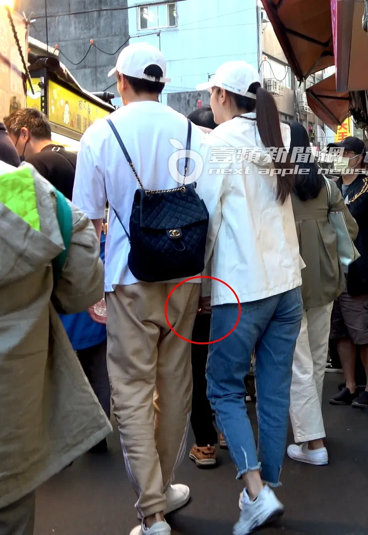 小倆口十指緊扣牽牢牢逛夜市。特勤中心攝