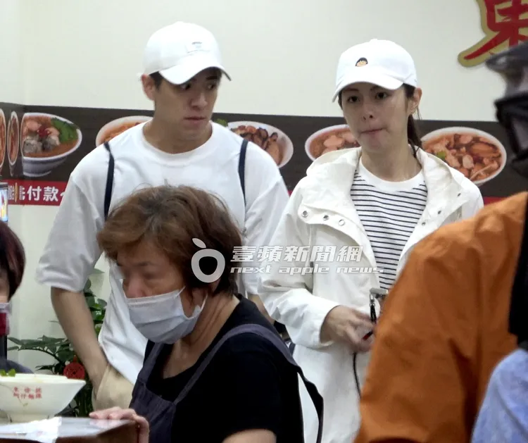 任容萱（右）和林柏澍2人情侶裝扮享用美食。特勤中心攝