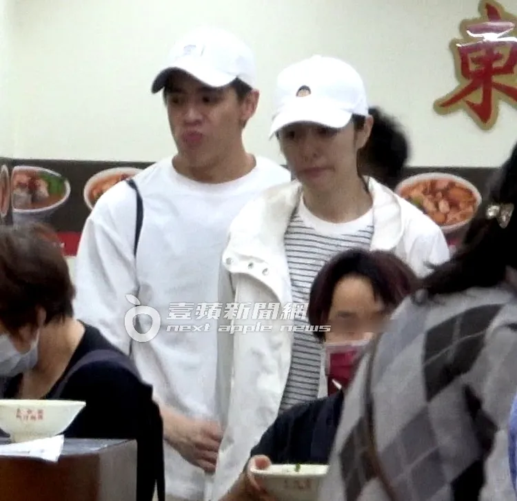 一攤小吃顯然無法滿足林柏澍（左），他在任容萱身後嘟嘴撒嬌。特勤中心攝