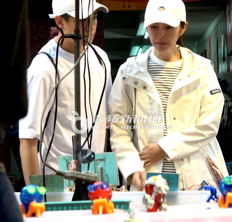 任容萱（右）在攤販前停下腳步挑選蜜餞。特勤中心攝