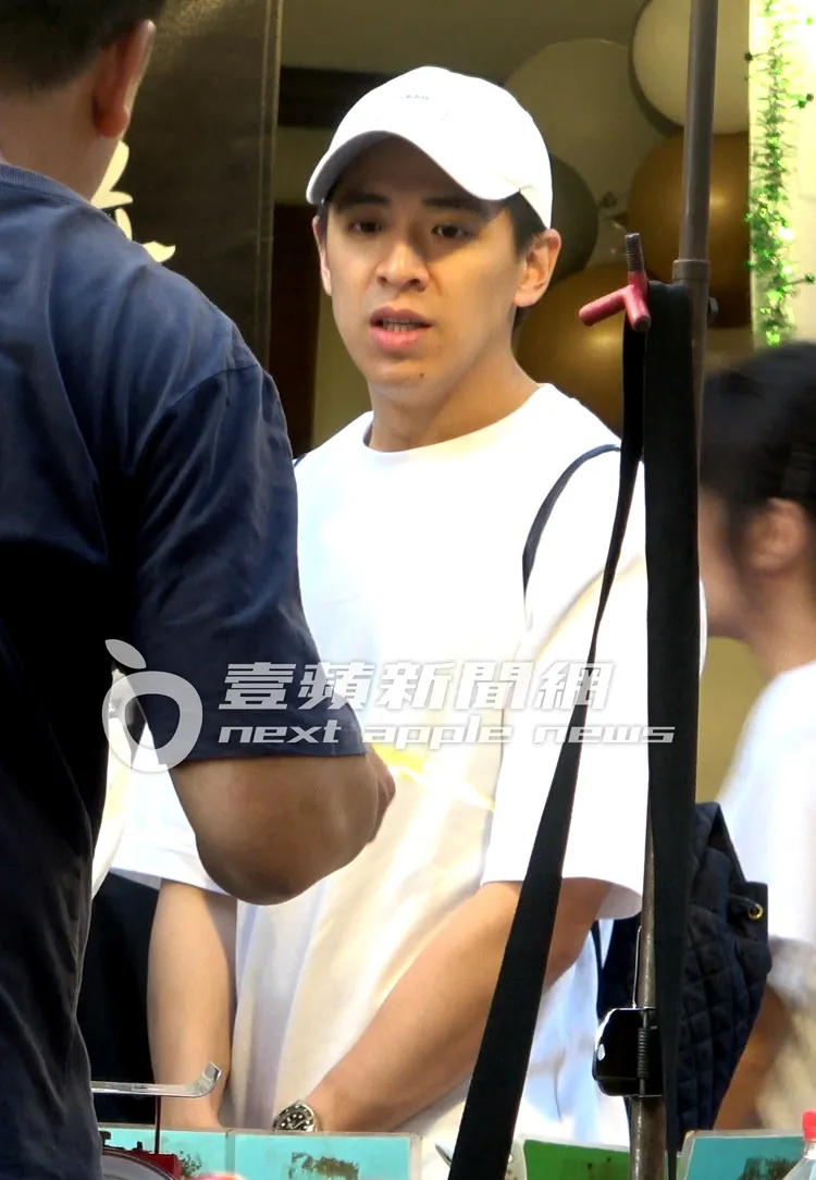 林柏澍望著老闆手上的小零食。特勤中心攝