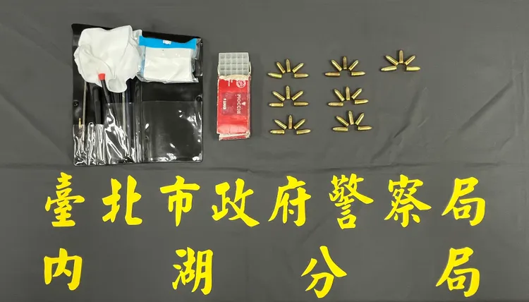 警方另於槍手曾落腳的新北住處內找到子彈等證物。翻攝畫面