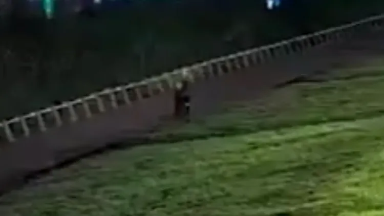 槍手沿著水門外行走。翻攝畫面