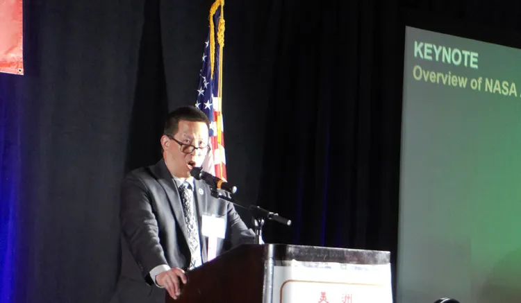 杜龍蓀在聖克拉拉市會議中心演講，攝於4月22
日。中央社