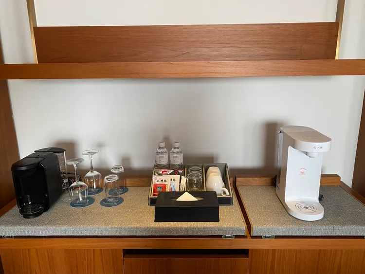 入住澎湖喜來登港景菊島大使套房即可體驗DIKE 3L濾淨瞬熱式飲水機。業者提供