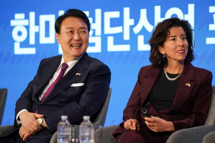 南韓總統尹錫悅（左）與美國商務部長雷蒙多（Gina Raimondo）參「美國商會」25日於華府舉辦的活動。路透社