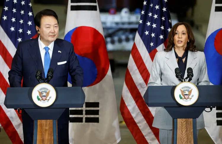 美國副總統賀錦麗（右）25日陪同南韓總統尹錫悅，參觀美國航太總署（NASA）的戈達德太空飛行中心。路透