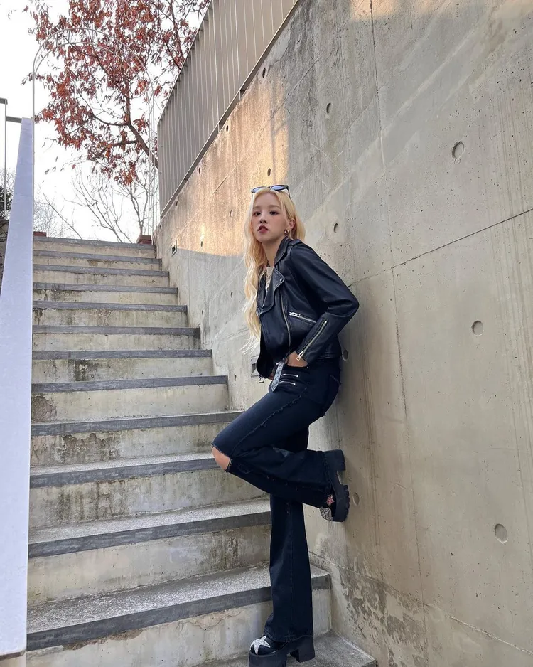 韓團（G）I-DLE中國成員宋雨琦日前在IG上，分享了以ALLSAINTS Balfern騎士皮衣為焦點的個性穿搭。翻攝yuqisong.923 IG